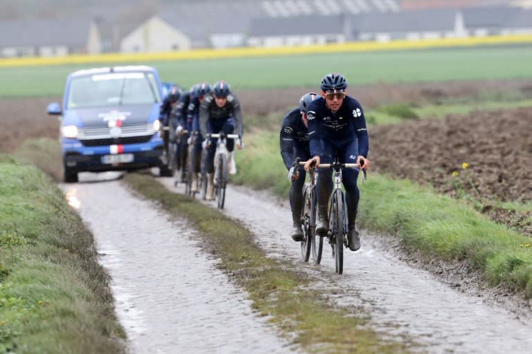 Des coureurs de l'équipe Groupama-FDJ, lors d'une reconnaissance des secteurs pavés du Paris-Roubaix, le 5 avril 2024 à Haveluy, dans le Nord (FRANCOIS LO PRESTI)