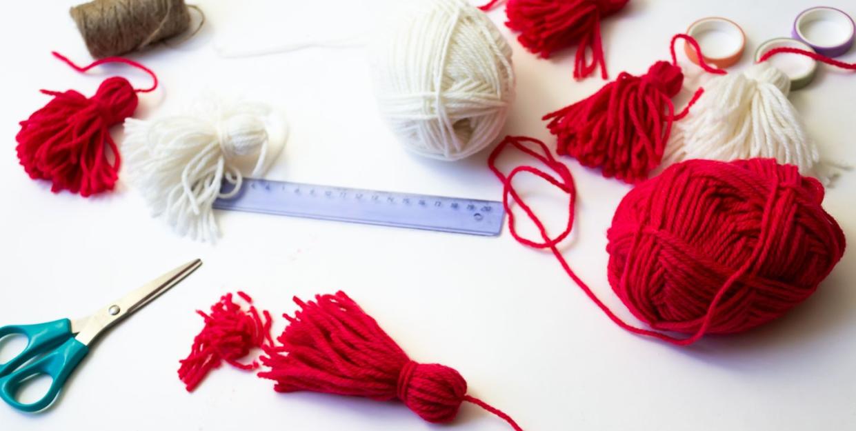 how to make yarn tassel, red and white tassels