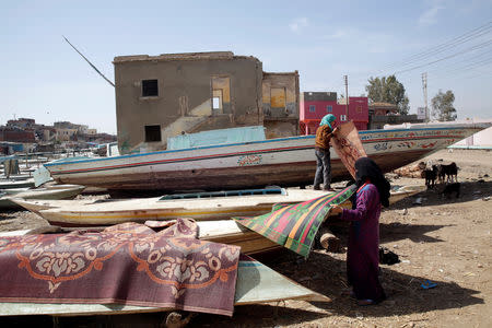 Women of Egypt's Nile Delta village of El Shakhluba carry their carpets to the canal, in the province of Kafr el-Sheikh, Egypt May 5, 2019. Picture taken May 5, 2019. REUTERS/Hayam Adel