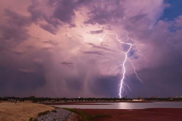 storm-chaser-risks-life-incredible-tornado-lightning-photos-america
