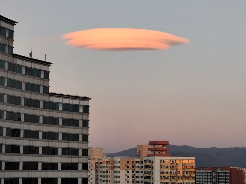 A lenticular cloud over Beijing in 2021. - Photo: Song Yu/VCG (Getty Images)