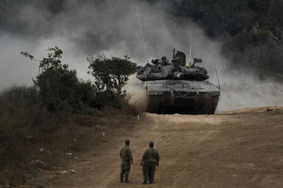  Tanques israelíes maniobran en el norte del país cerca de la frontera con Líbano este martes 1 de octubre (AP Photo/Baz Ratner)