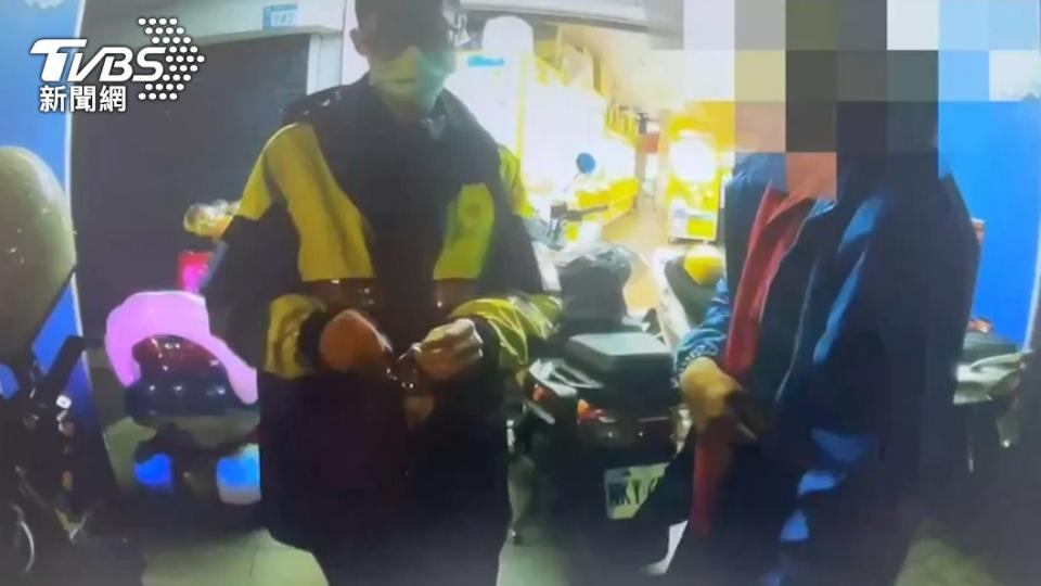 男子偷機車遭警方逮捕。（圖／TVBS）