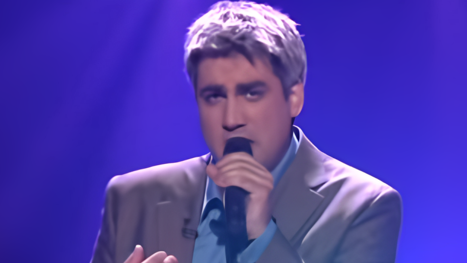 Taylor Hicks singing on American Idol.