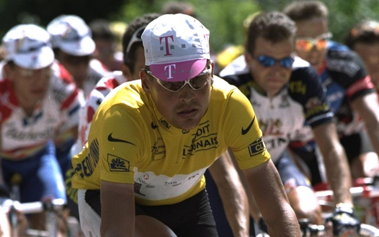 19. Juli 1997: Jan Ullrich in gelb auf dem Weg nach L''Alpe-d'Huez. Sein großer Einbruch sollte wenige Tage später in den Vogesen kommen. Doch am Ende trug der deutsche Senkrechtstarter das gelbe Trikot auch in Paris (Bild: getty / Pascal Rondeau /Allsport)