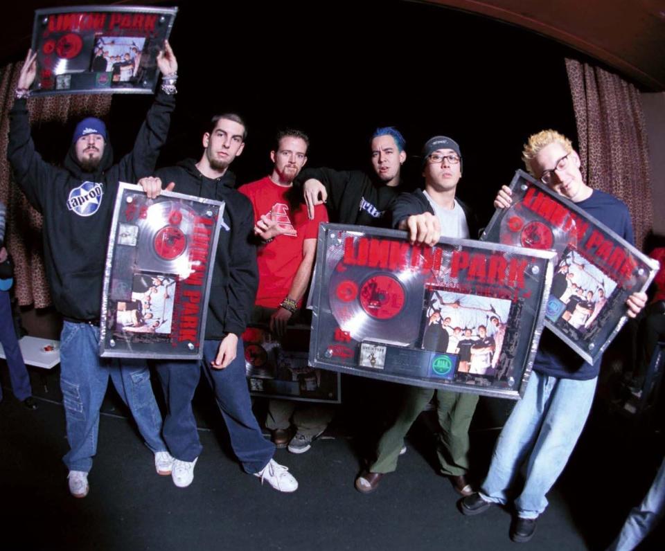 <p><span>1996 taten sich Mike Shinoda und Brad Delson zusammen, um eine Band zu gründen. Zunächst nannten sie sich “Xero”, dann “Hybrid Theory” und schließlich “Linkin Park”. (Foto: WENN)</span> </p>