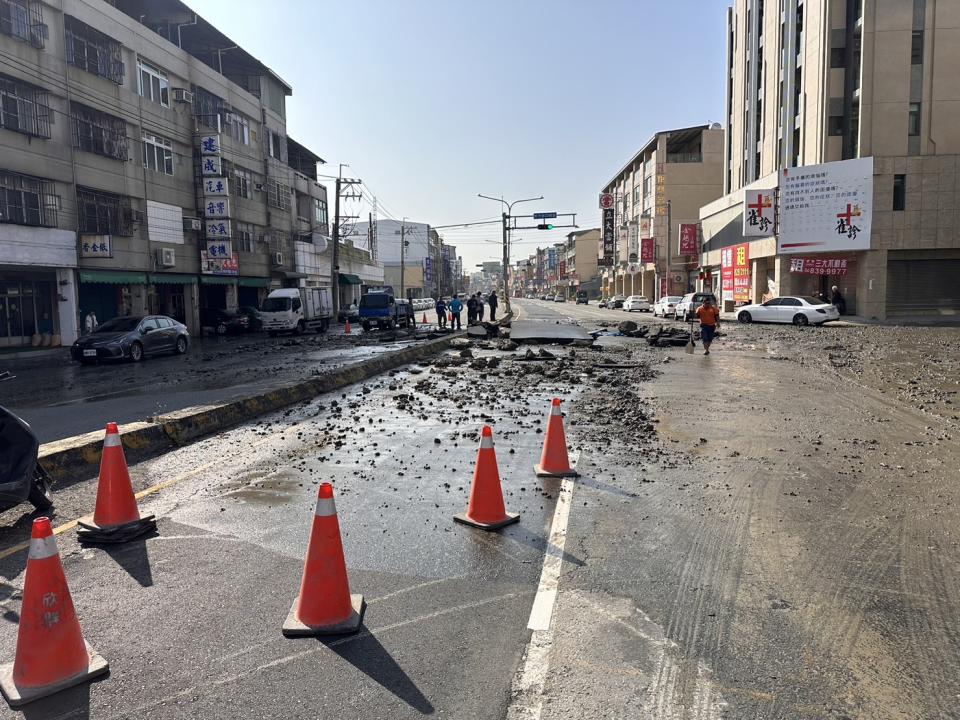 ▲員林市莒光路發生一起自來水管爆裂事件，台水公司進行自來水埋管工程，加壓試水時水管爆裂，導致水壓衝破柏油路面，馬路隆起、坍塌，一片狼藉。（民眾提供）