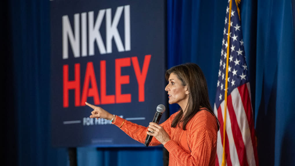  Nikki Haley campaigns in New Hampshire. 