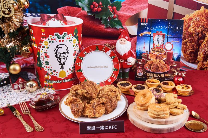 日本直送金黃比司吉，加入日本年度限定聖誕瓷盤，以及新品楓糖香蒜脆雞與金燦鹽之花可可蛋撻，為聖誕節慶添增美好儀式感。（圖／品牌業者提供）