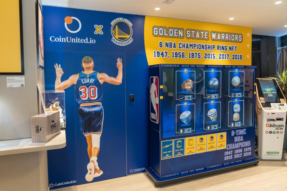 <em>▲CoinUnited.io NFT藝術館的 金州勇士NBA隊（Golden State Warriors） NFT 展區。金州勇士隊是首支職業體育隊伍、第一支 NBA 球隊發行官方授權 NFT，推出限量總冠軍指環 NFT 共六枚（1947、1956、1975、2015、2017、2018），每枚指環記載著金州勇士隊於不同年份奪得冠軍的歷史。</em>