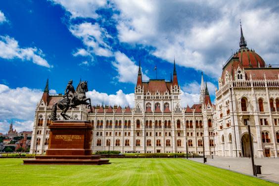 The spectacular exterior of the Hungarian parliament (Budapest Info)