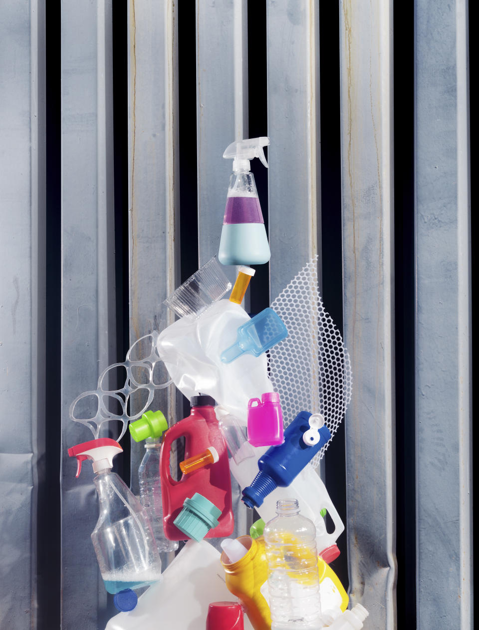 Artículos y contenedores de plástico en un estudio en Nueva York, el 13 de febrero de 2023. (Tonje Thilesen/The New York Times)
