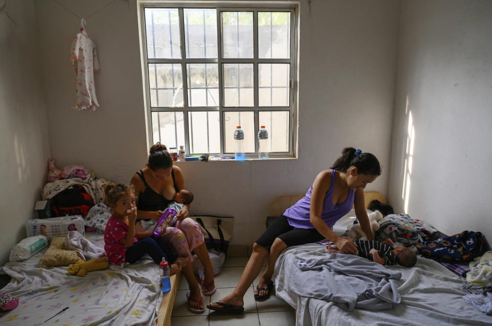 Griselda, a la izquierda, de San Miguel, El Salvador, y sus hijas, Sofía, de 3 años, y Ashley, recién nacida, comparten un cuarto con otra madre y un recién nacido en un albergue en Matamoros, México, el 18 de septiembre de 2019. (Lynsey Addario/The New York Times)