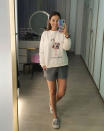 Con sudadera de Space Flamingo, <em>shorts</em> de H&M, zapatillas de andar por casa y sin maquillaje, así vimos a nuestra protagonista en su primer look de cuarentena. (Foto: Instagram / <a href="https://www.instagram.com/p/B-IJ815opi4/" rel="nofollow noopener" target="_blank" data-ylk="slk:@pau_eche;elm:context_link;itc:0;sec:content-canvas" class="link ">@pau_eche</a>)