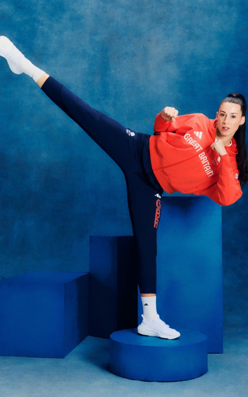 跆拳道运动员比安卡·沃克登 (Bianca Walkden) 为英国训练套件做模特