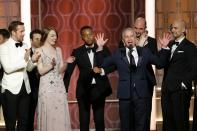 <p>So viele Siege konnte noch kein Film zuvor bei einer Globe-Verleihung verzeichnen. "La La Land" wurde in sieben Kategorien ausgezeichnet, darunter auch "Bestes Lied" und "Beste Filmmusik". Vor der Kamera stand auch Sänger John Legend (M.). (Bild: Getty Images) </p>