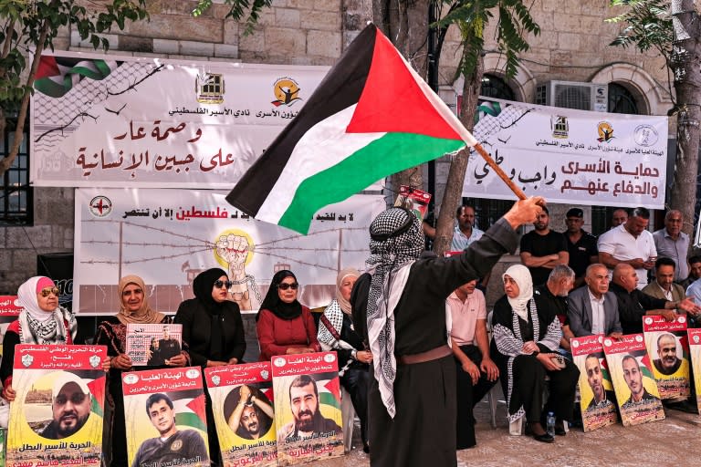 Una protesta en solidaridad con los presos palestinos en cárceles israelíes y con los habitantes de la Franja de Gaza convocada en Ramala, en Cisjordania, el 9 de julio de 2024 (Zain Jaafar)