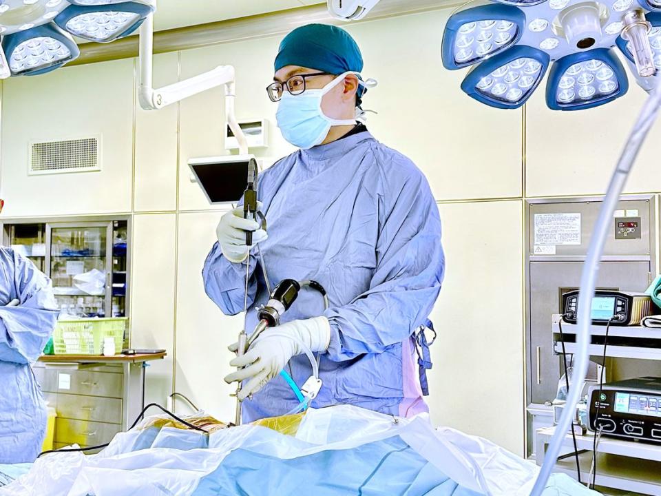 圖說二 陳明慶醫師進行脊椎內視鏡手術。（記者孫義方攝）