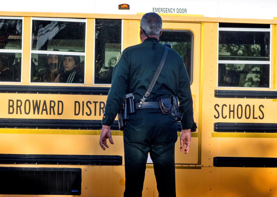 <p>Un policía hace guardia mientras padres y estudiantes llegan a la escuela Marjory Stoneman Douglas en Parkland, estado de Florida (Estados Unidos), hoy 28 de febrero de 2018. Dos semanas después de que un exalumno matara a 17 personas, las aulas de la escuela vuelven a llenarse de estudiantes, muchos de ellos convertidos en activistas contra las armas. EFE/ Cristobal Herrera </p>