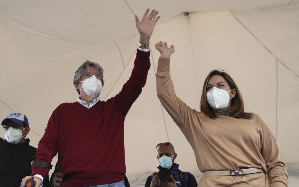 El candidato presidencial Guillermo Lasso, representante del partido Creando Oportunidades o CREO, y su esposa María de Lourdes Alcivar, saludan a sus partidarios en un mitin de campaña en Quito, Ecuador, el martes 16 de marzo de 2021. (AP Foto/Dolores Ochoa)