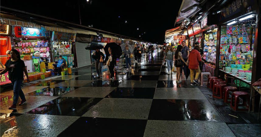 花蓮市東大門夜市受地震影響，6日連假期間仍未見以往的人潮。（圖／李忠一攝）