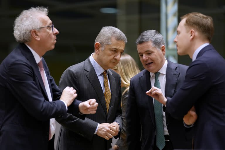 El miembro del Comité Ejecutivo del Banco Central Europeo Fabio Panetta, en el centro a la izquierda, habla con el presidente del Eurogrupo Paschal Donohoe, en el centro a la derecha, durante una reunión de ministros de Finanzas de la eurozona en el edificio del Consejo Europeo en Bruselas el lunes 13 de marzo de 2023.