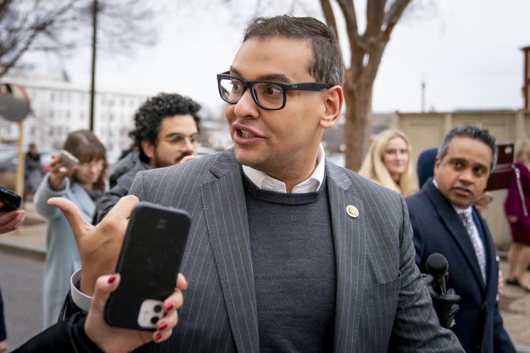 El representante George Santos, republicano por Nueva York, abandona una reunión del Partido Republicano en el Capitolio, Washington, 25 de enero de 2023.