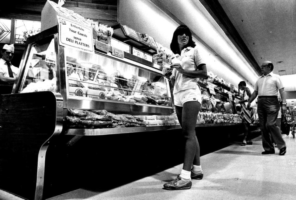 A customer at the deli counter in Fort Lauderdale in the early 1980s. Steve Dozier/Miami Herald File