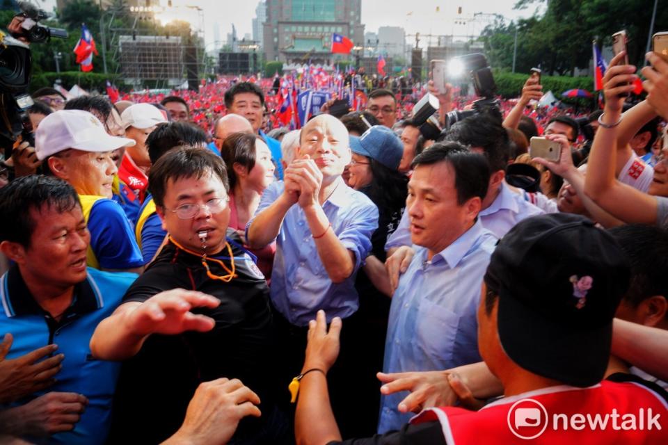 高雄市長韓國瑜今日赴凱道造勢，在民眾簇擁下登上舞台。   圖：張良一 / 攝