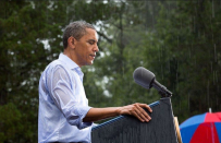 <p>14. Juli 2014: Der Präsident hält eine Rede im strömenden Regen auf einer Veranstaltung in Glen Allen, Virginia. Eigentlich hätte er in einem Gebäude zuvor noch mehrere Presseinterviews geben sollen, aber nachdem Leute seit Stunden im Freien gewartet hatten, sprach Obama gleich nach seiner Ankunft, damit die Leute schneller zurück nach Hause konnten. </p>