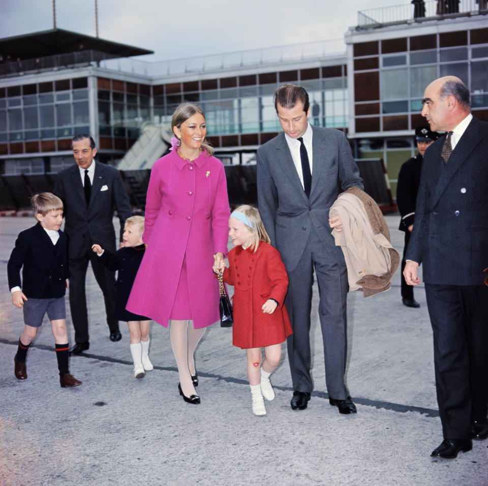 Los reyes Alberto II y Paola de Bélgica con sus tres hijos, Felipe, Astrid y Lorenzo, en una imagen de 1965. (Photo credit should read STRINGER/AFP via Getty Images)