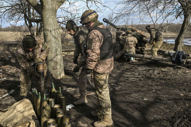 Soldados rusos se disponen a abrir fuego contra las posiciones rusas que intentan cercar Bakhmut