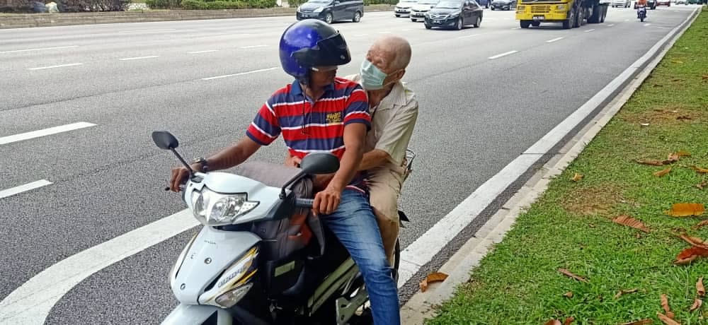 Savantharaja helped the elderly man to get back home.— Courtesy photo of L.K. Savantharaja