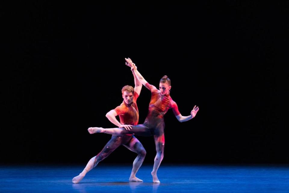 Alexander Peters y Samantha Hope Galler en “Análogo”, coreografía de Margarita Armas.