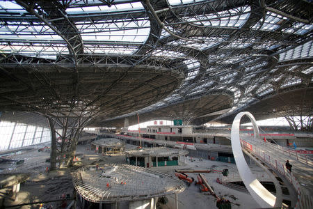 The inner view of a terminal hall of the new Daxing International Airport under construction during a government-organised media tour on the outskirts of Beijing, China August 30, 2018. REUTERS/Jason Lee/Files