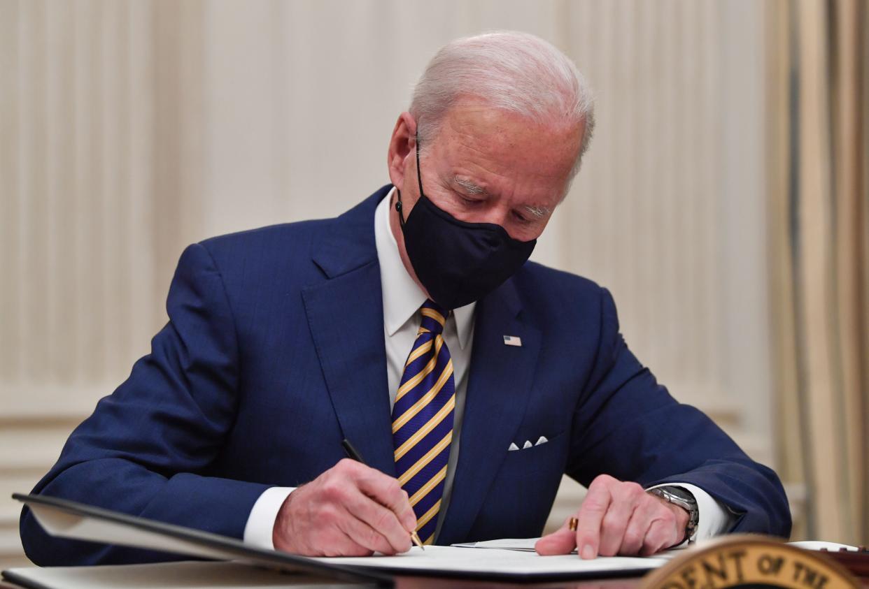 <p>Biden aumentó el salario mínimo para los trabajadores contratados por el gobierno federal a 15 dólares la hora</p> (AFP via Getty Images)