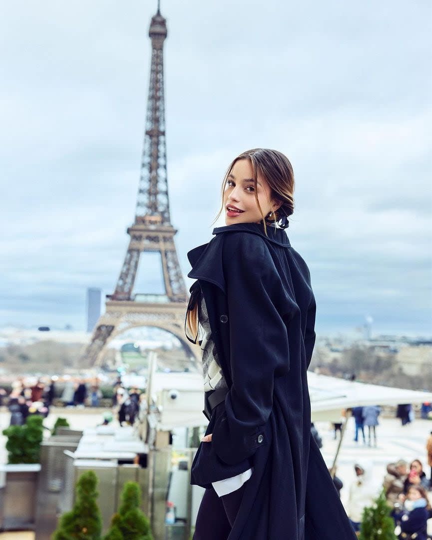 Emilia Mernes posó junto a la Torre Eiffel