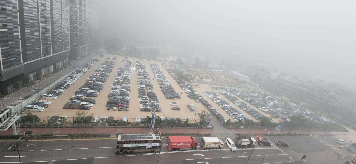 紅色暴雨｜將軍澳日出康城停車場水浸影業路全線封閉 - Yahoo新聞