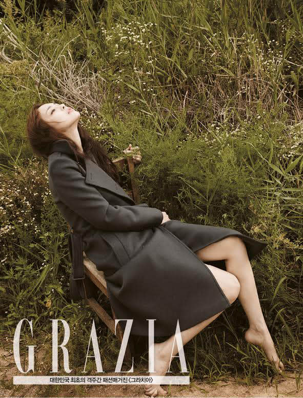 近日李荷娜為時尚雜誌《GRAZIA》拍攝了一組寫真，成熟優雅魅力盡顯。