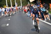 <p>Alaphilippe a attaqué par deux fois et a abordé le dernier tour de circuit (15 km) seul en tête quelques instants après avoir pris les devants.</p>