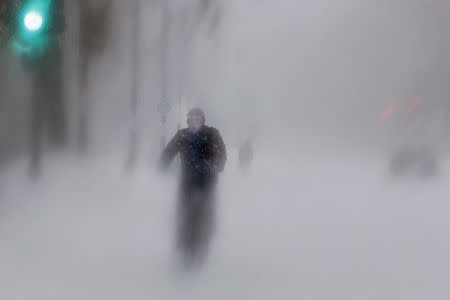 A man rides his bike up Beacon Street during a blizzard in Boston, Massachusetts January 27, 2015. REUTERS/Dominick Reuter