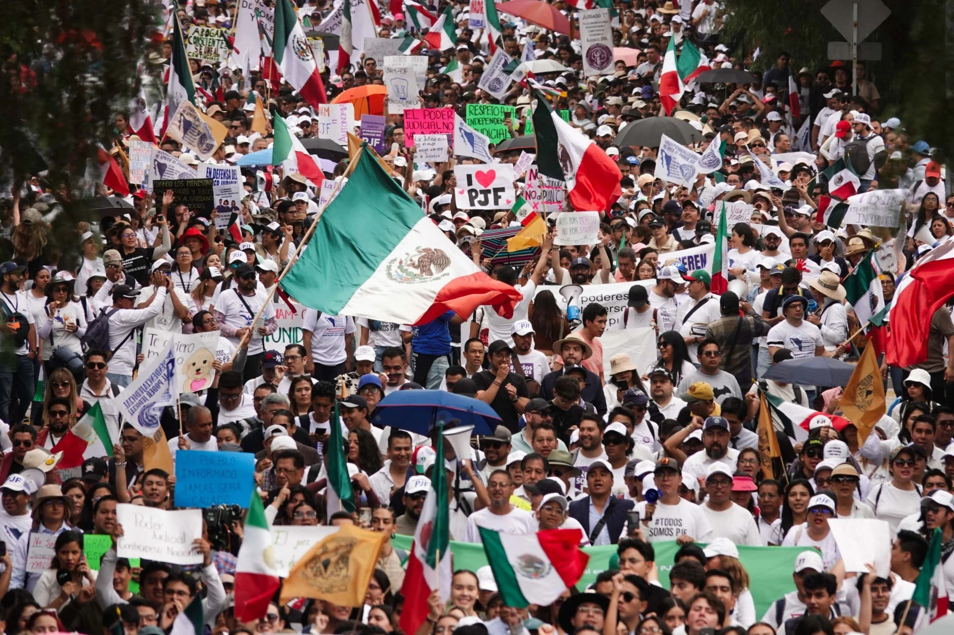 CIUDAD DE MÉXICO, 28AGOSTO2024.- Estudiantes de la Facultad de Derecho marcharon para exigir justicia en Defensa del Estado de Derecho al Poder Judicial. La protesta inició en el Águila de la Facultad de Derecho y finalizó en el Consejo de la Judicatura Federal.
FOTO: GRACIELA LÓPEZ /CUARTOSCURO.COM