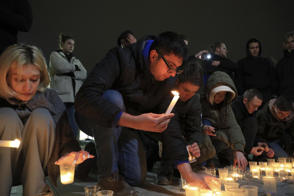 <strong>莫斯科發生恐攻釀300多人死傷，民眾前往音樂廳外哀悼。（圖／美聯社）</strong>