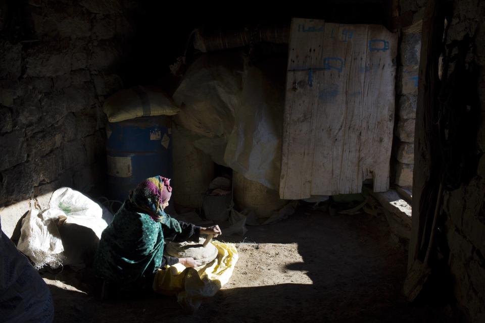 Una mujer prepara pan de trigo en su casa, ya que la venta de este producto es una de las formas de subsistencia de estos pueblos.