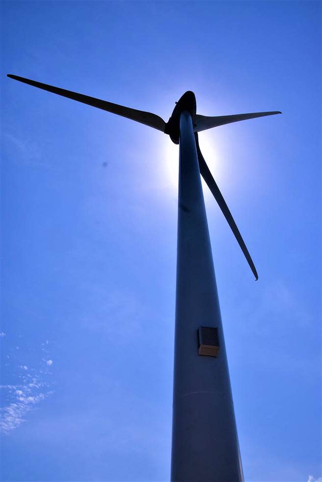 洪瑞達指責台電將巨大風機設置在後灣沙灘，讓龍門發展倒退20年，這都要拜陳光復所賜。（張茂雄攝）