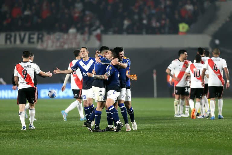 Vélez festeja, River se lamenta. El Fortín pasó a los cuartos de final luego de la igualdad 0 a 0 en el Monumental