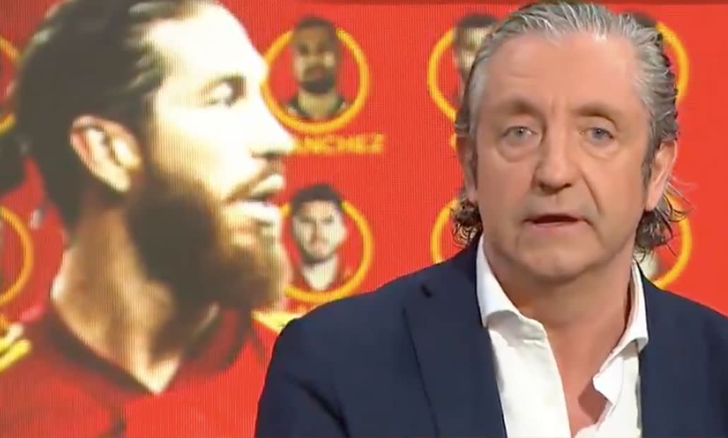 Josep Pedrerol, con la imagen de Sergio Ramos de fondo, sacando la cara por Luis Enrique en 'El chiringuito de jugones'. (Fuente: Twitter/@elchiringuitotv)