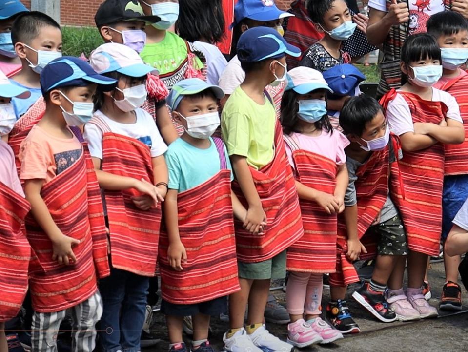 開學囉！德拉楠實小學生們身穿泰雅族披肩合影。