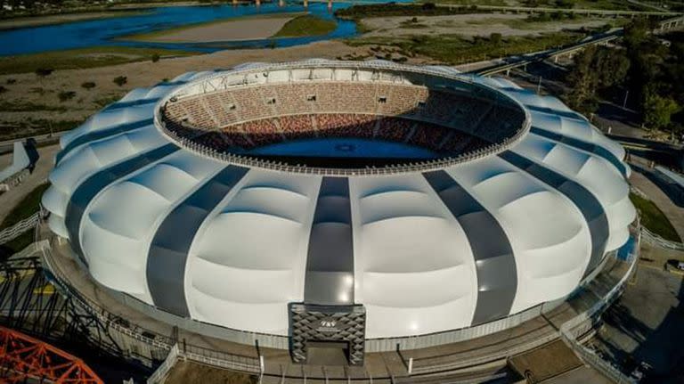 La capacidad del estadio Madre de Ciudades se extendió de 30.000 a 42.000 lugares para la presentación de la selección argentina