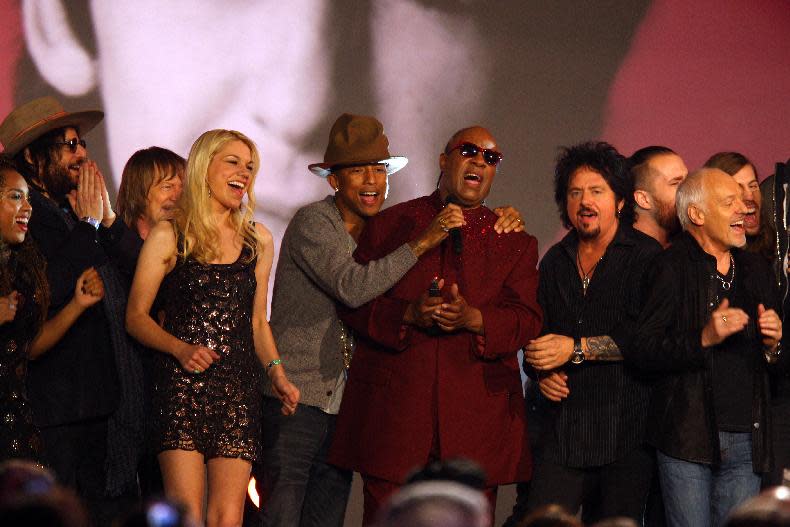 Pharrell Williams y Stevie Wonder, centro, durante su presentación en el concierto “The Night that Changed America: A Grammy Salute to the Beatles” el lunes 27 de enero de 2014. (Foto Zach Cordner/Invision/AP)